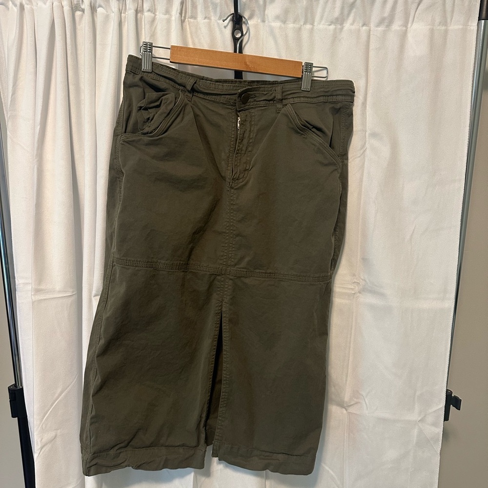 Sanctuary Women’s olive green skirt with front slit